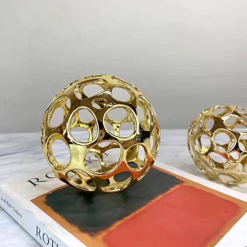 现代简约北欧金属镂空圆球摆件样板间办公室书房书桌轻奢软装饰品