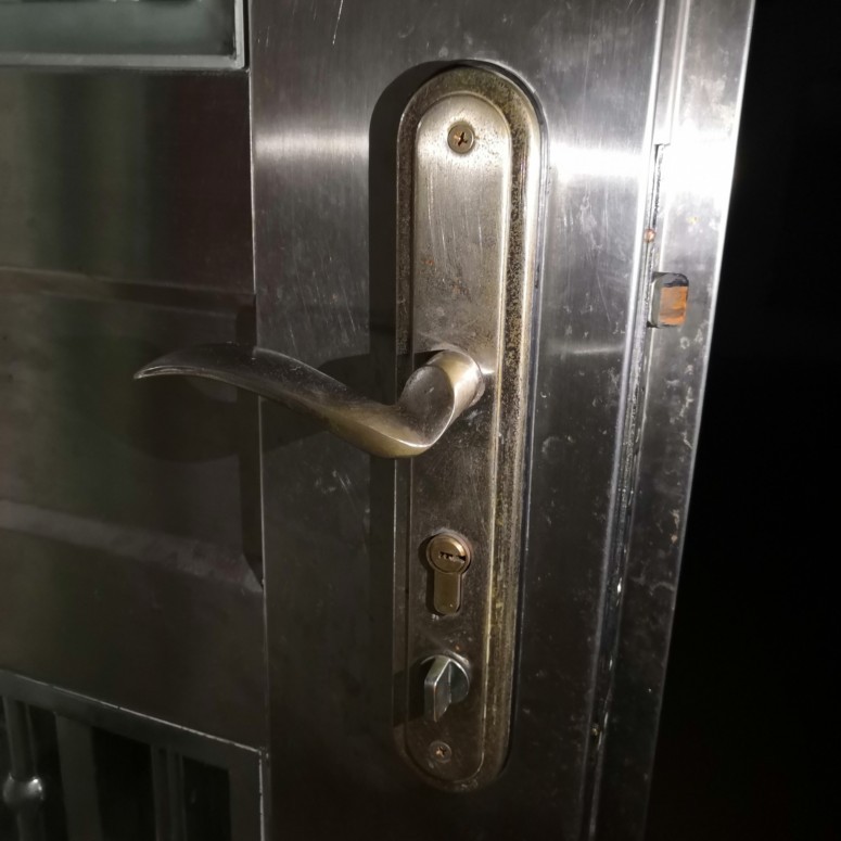老式不锈钢面板把手防盗门锁窄面板拉手孔距235大门锁房门执手锁