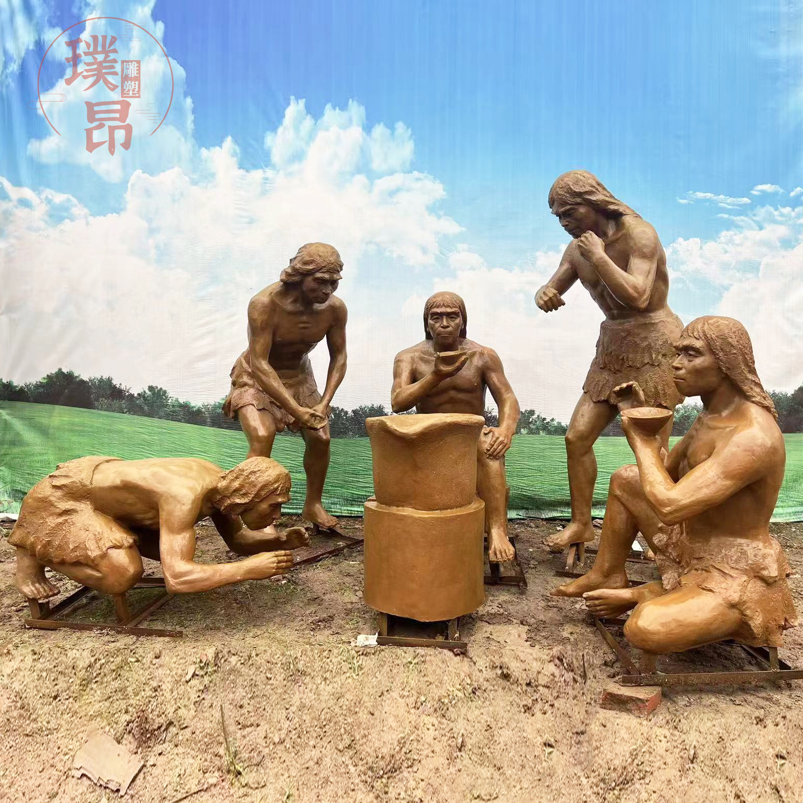 原始人生活雕塑狩猎钻木取火猿人雕像户外玻璃钢仿铜博物馆摆件