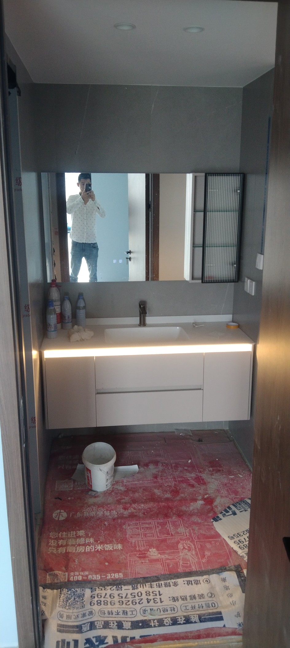 卫浴橡木浴室柜组合实木材质人造石台面无缝拼接盆智能镜柜智能镜